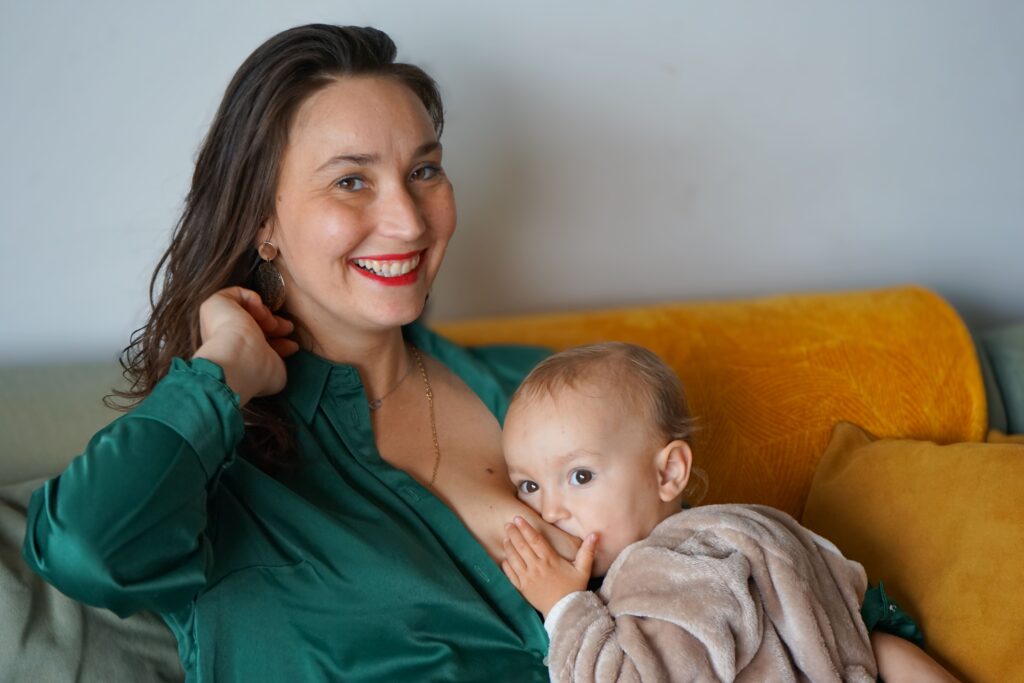 seance photo maman bébé avec bébé qui tète