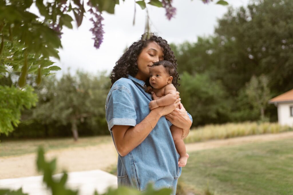 seance photo maman bébé se câlinant en campagne